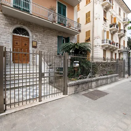 Alloggio in famiglia 242 - Est - Sara Chiavari, 200metri Dal Mare *