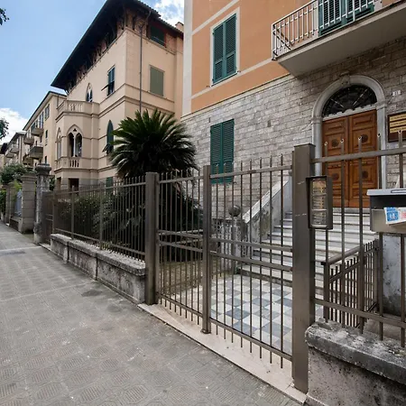 242 - Est - Sara Chiavari, 200metri Dal Mare *