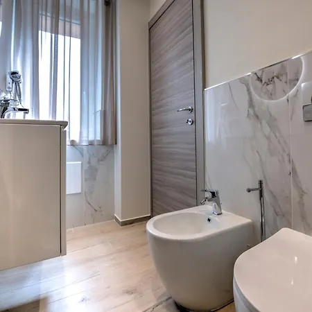 242 - Est - Sara Chiavari, 200metri Dal Mare *