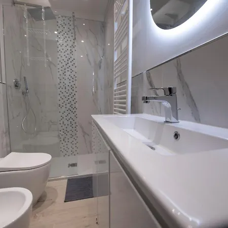 242 - Est - Sara Chiavari, 200metri Dal Mare