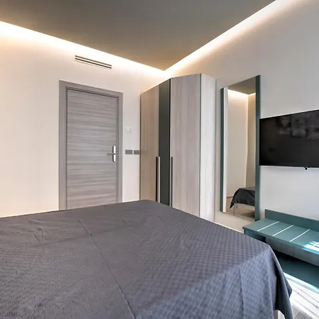 242 - Est - Sara Chiavari, 200metri Dal Mare * Chiavari